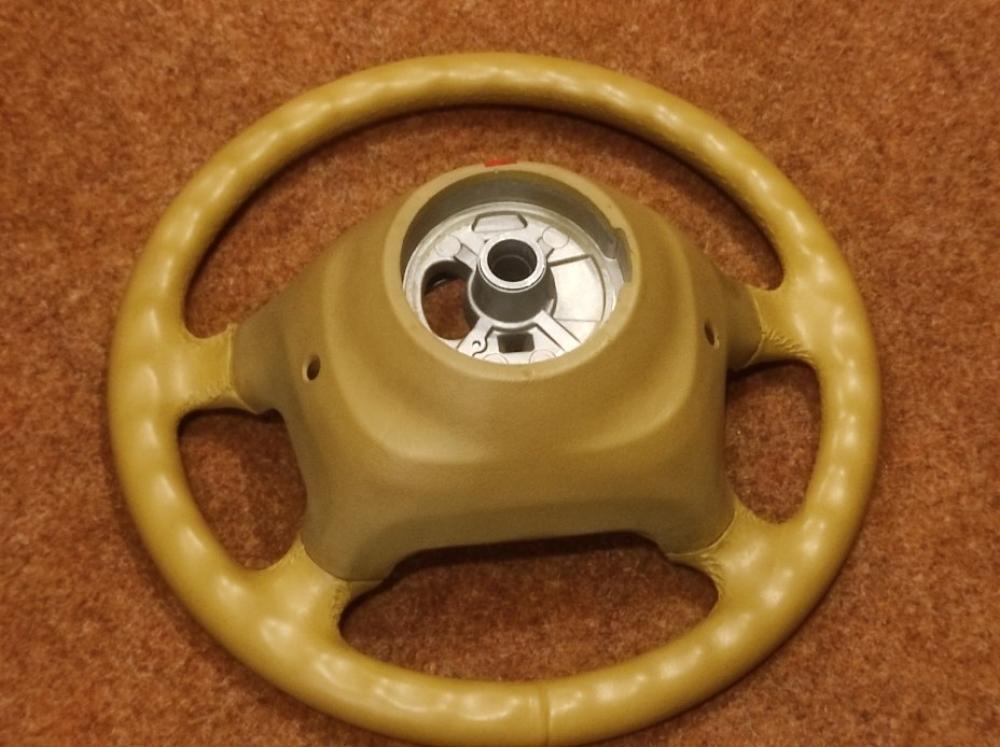 Recoloration volant en cuir Porsche 911 996 après